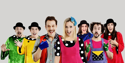 Cantando sobre la mesa